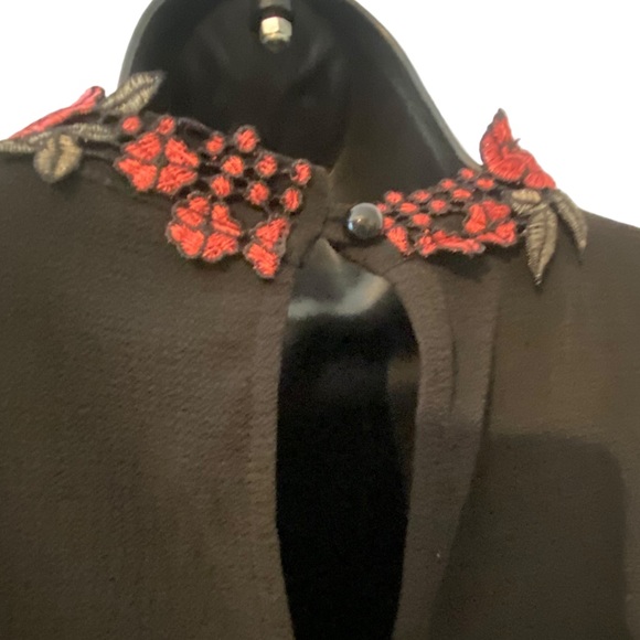 NWT Signature Studio black top V-neck cutout & embroidered collar 3/4 sleeve M - Picture 9 of 9